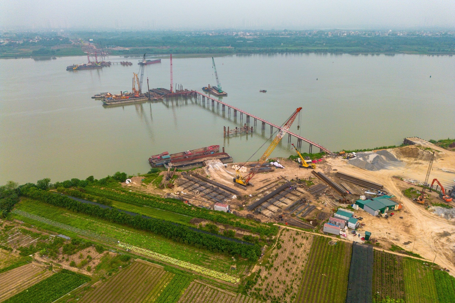 Cầu vượt sông Hồng