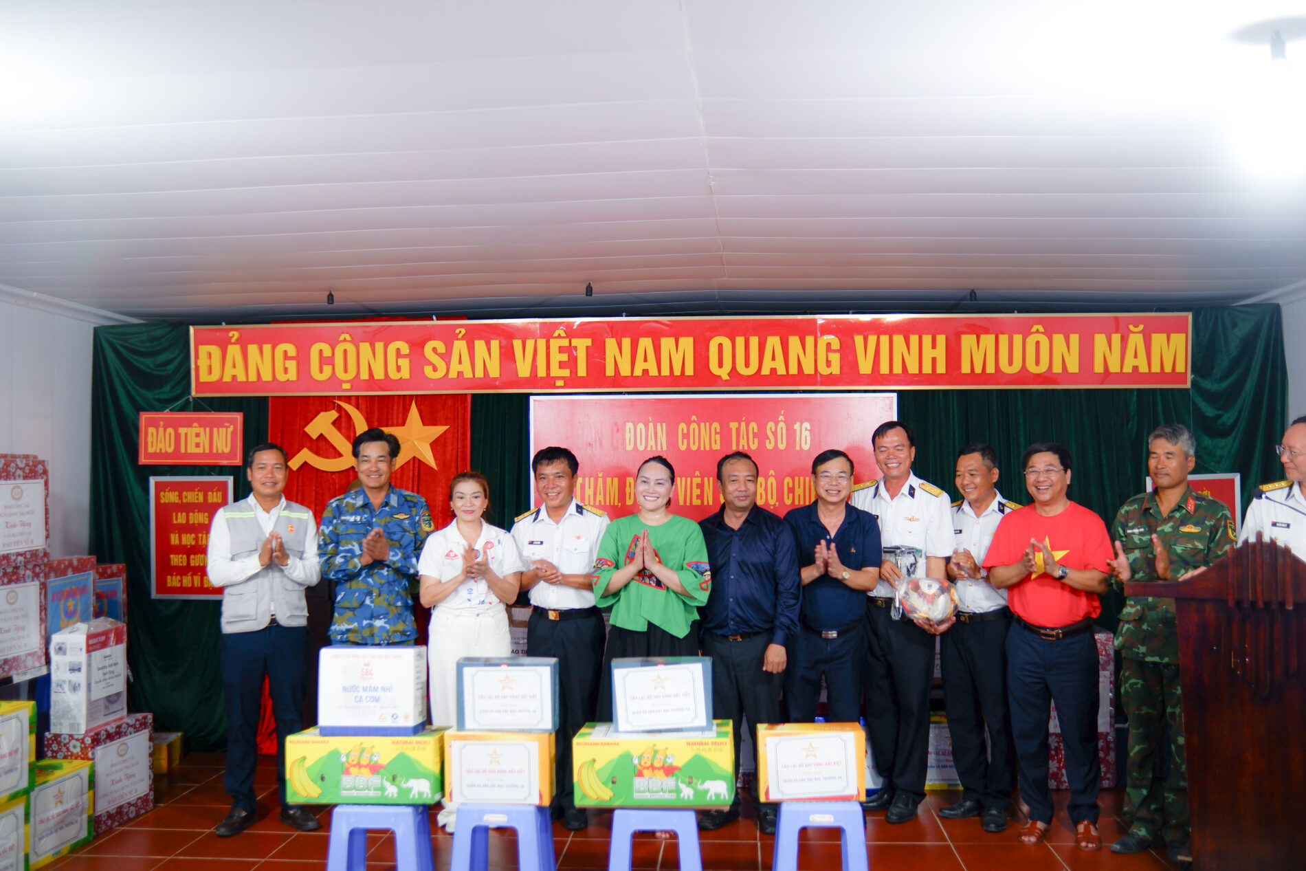 Đoàn công tác thăm, tặng quà cho quân và dân tại đảo Tiên Nữ