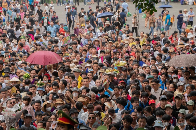 Du khách đổ về đền Hùng