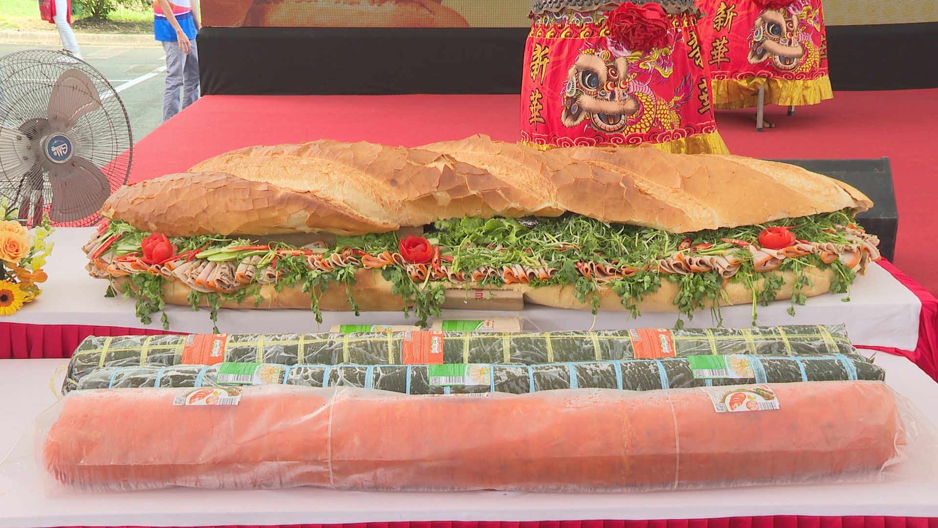 Ổ bánh mì Việt Nam lớn nhất mất 4 tiếng để chuẩn bị nguyên liệu