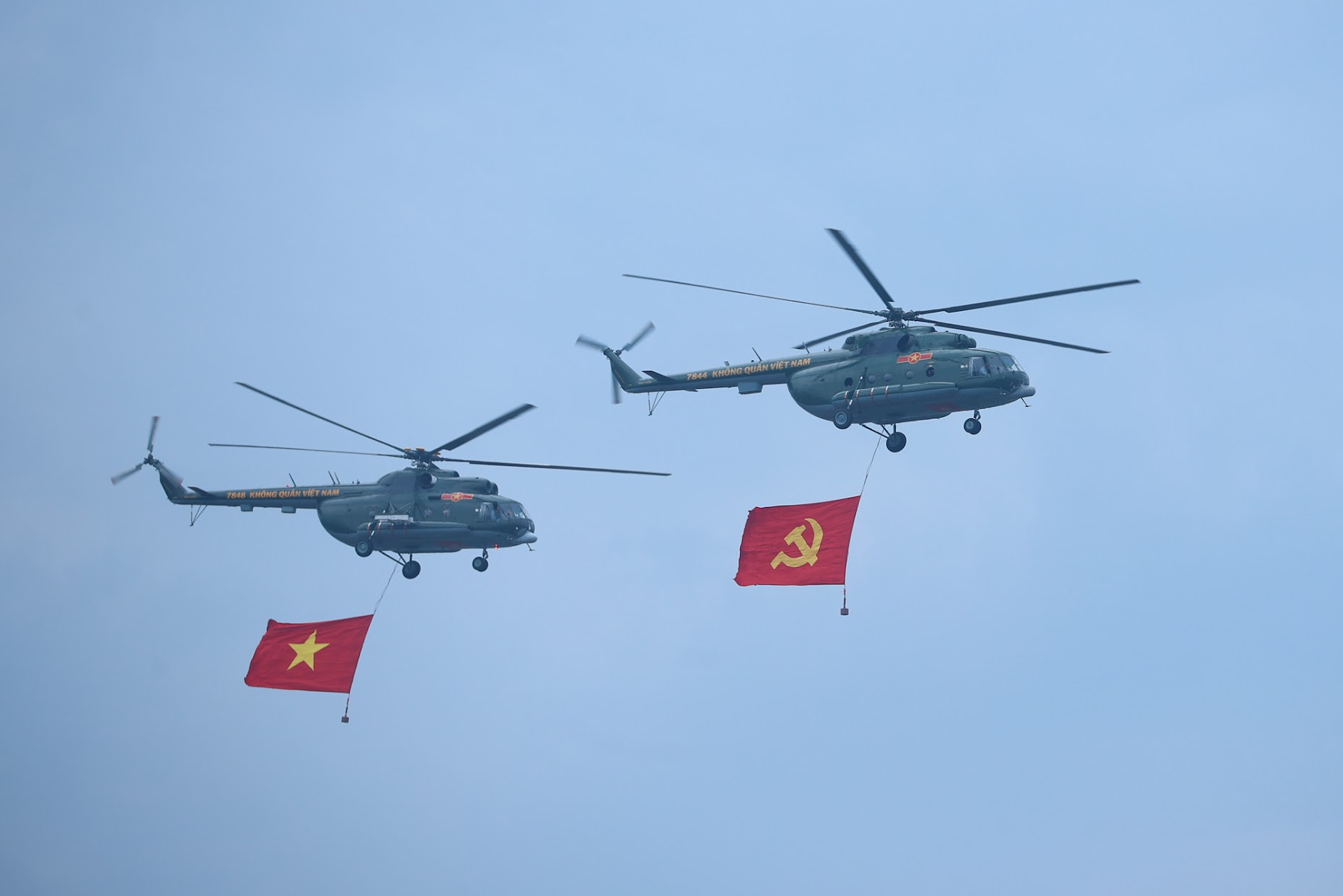 Trực thăng mang theo lá cờ tung bay trên bầu trời Điện Biên