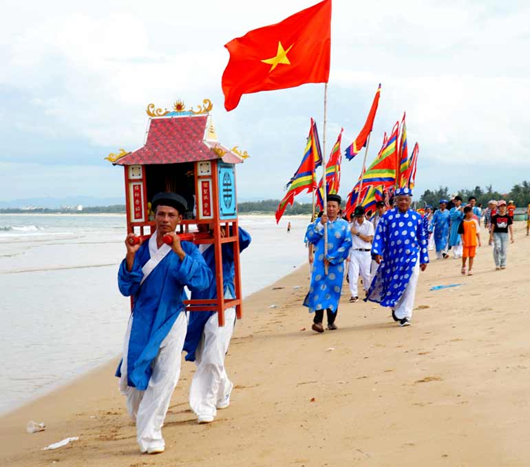 Rước thần trong lễ hội Cầu Ngư