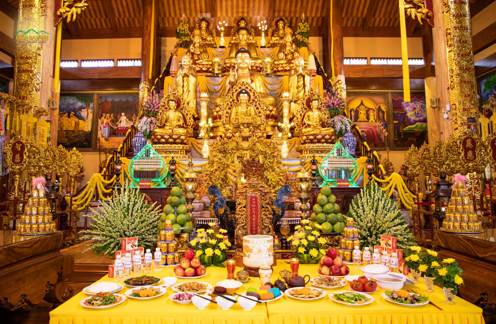 Tượng Phật bên trong chùa Ba Vàng