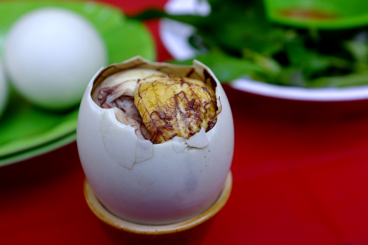 Món trứng vịt lộn được mệnh danh là món ăn mà nhiều du khách không dám thử