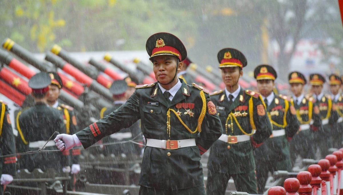 Chia tay chiến sĩ tại Điện Biên dưới cơ mưa