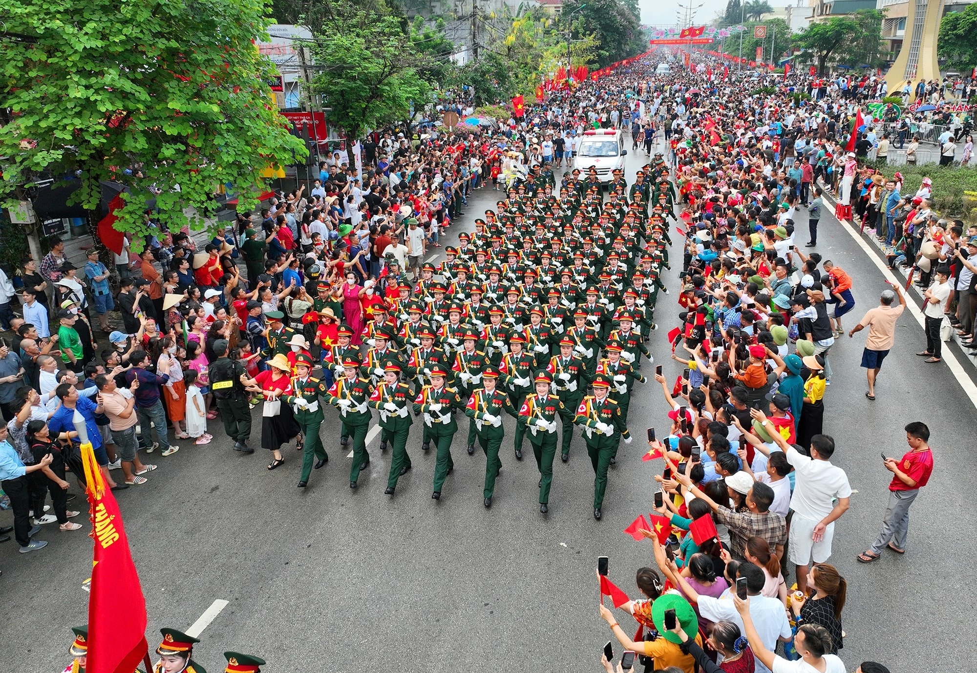 “Bịn rịn” chia tay Điện Biên sau Lễ diễu binh, diễu hành kỷ niệm 70 năm chiến thắng Điện Biên Phủ
