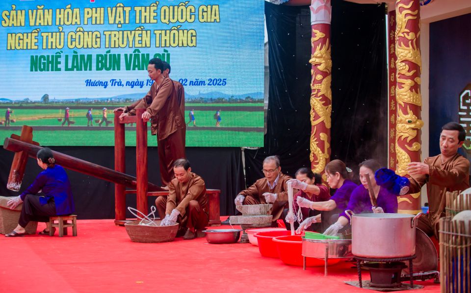 Tái hiện quang cảnh làm bún Vân Cù tới du khách