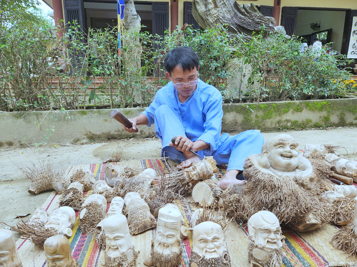 Người nghệ nhân Kim Bồng bên tác phẩm độc bản