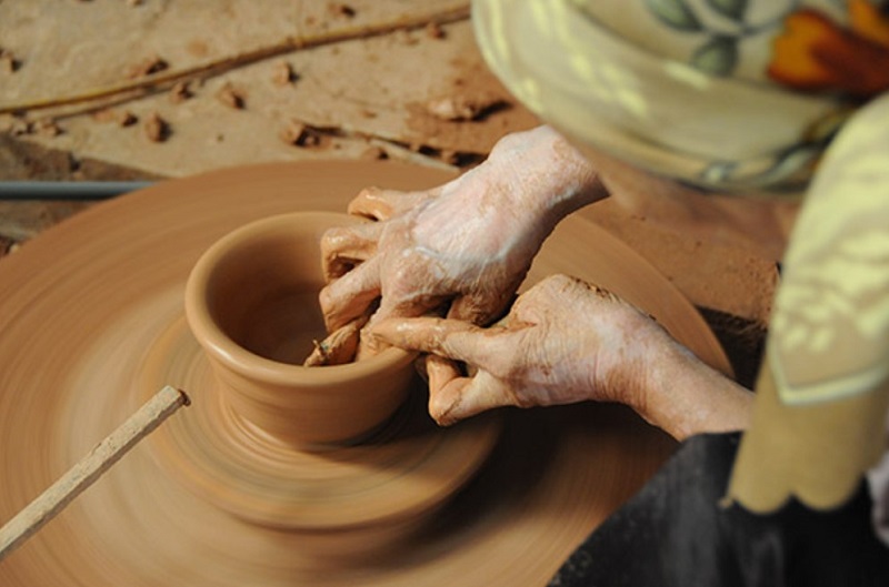 Du khách tham gia trải nghiệm nặn gốm