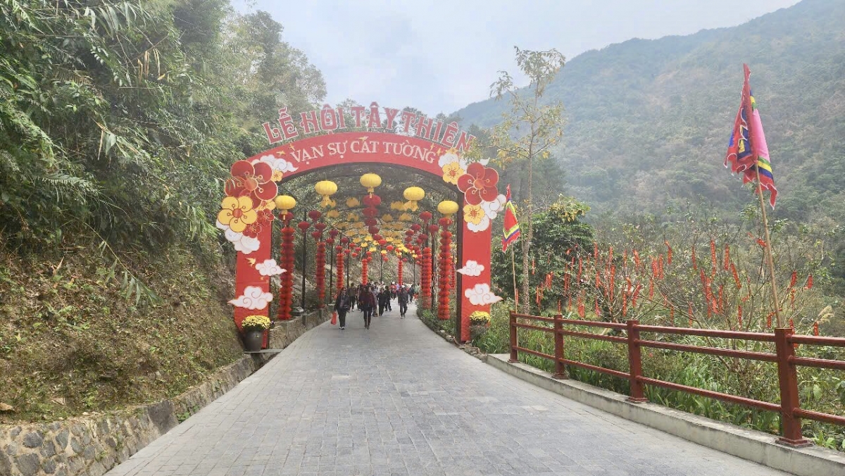 Đường lên đền chính