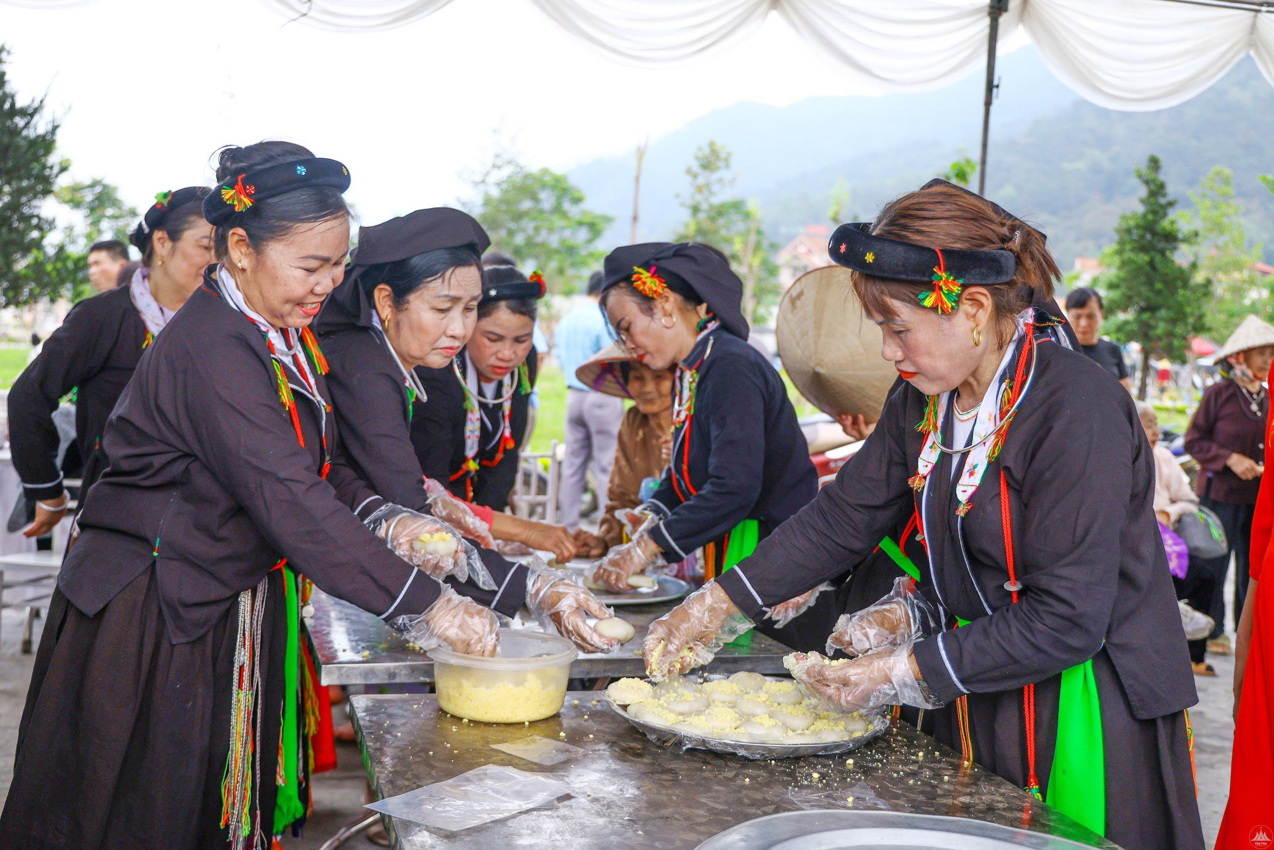 Cuộc thi làm bánh giày tại Lễ hội Tây Thiên