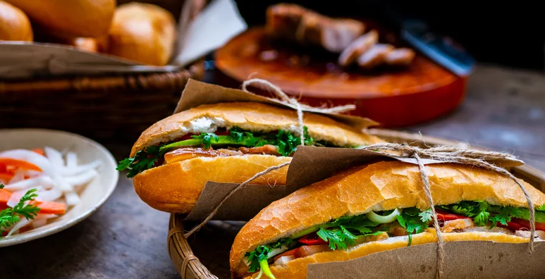 Những chiếc bánh mì thơm ngon, nóng hổi