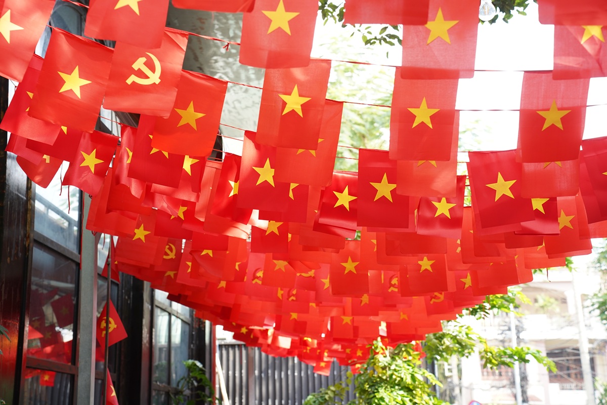 "Săn lùng" những quán cà phê cờ Tổ quốc "chất lừ" tại TP HCM mùa lễ 30/4
