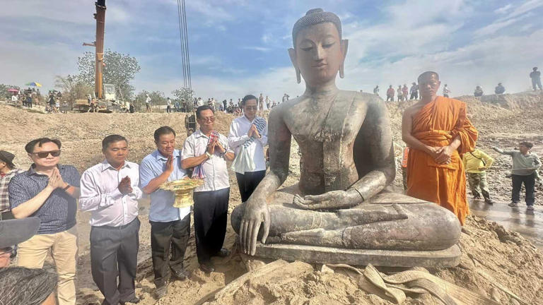 Bức tượng Phật được khai quật thành công