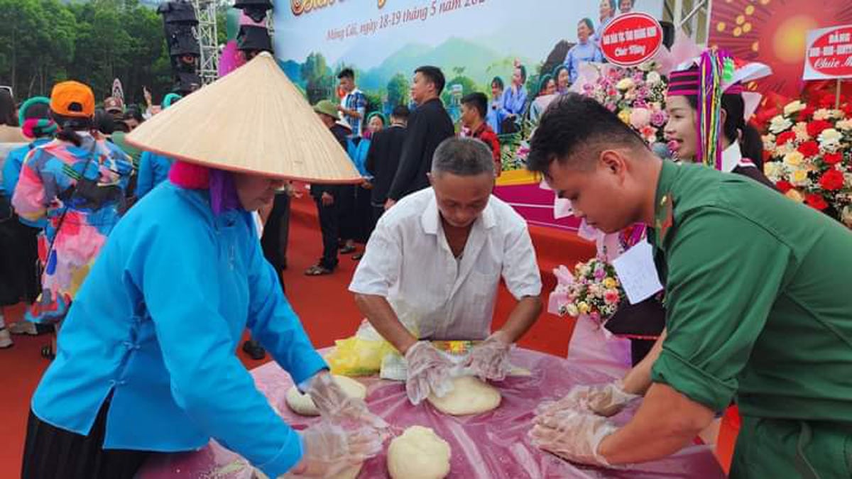 Cuộc thi làm bánh giầy kết hợp giữa quân và dân