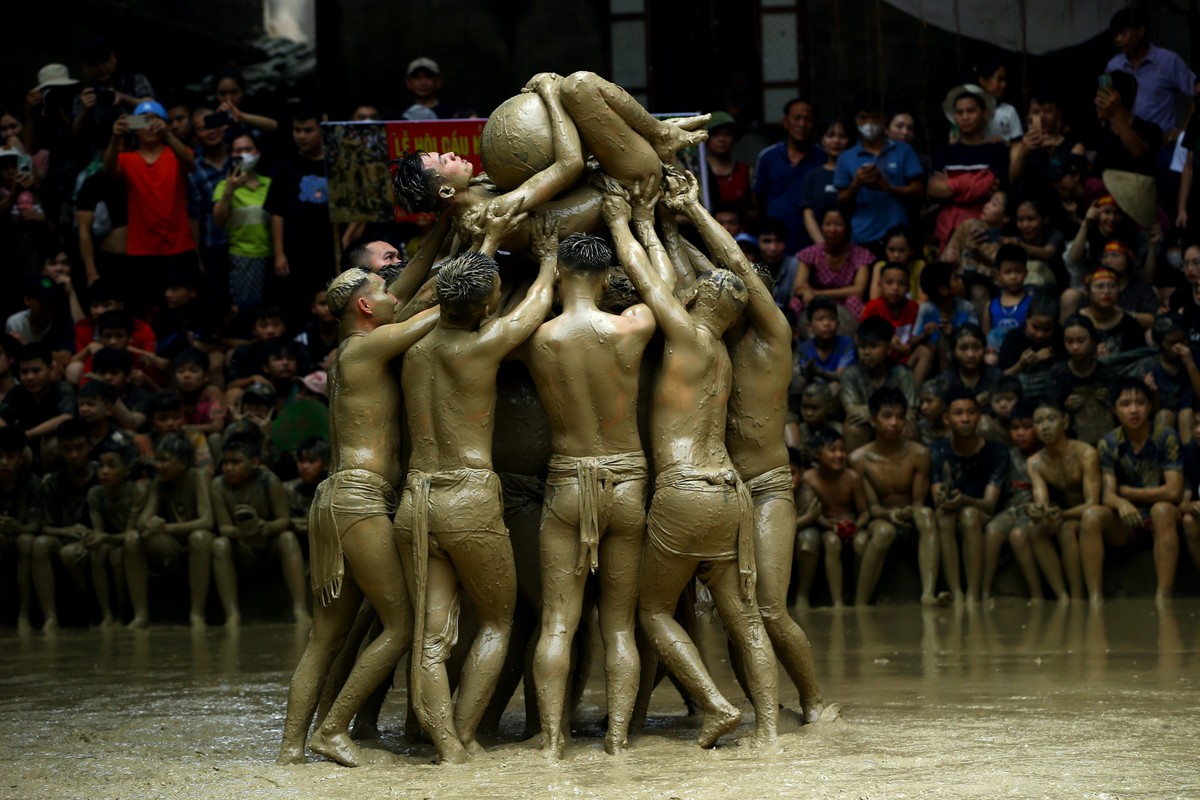 Lấm lem bùn đất cùng nét tín ngưỡng phồn thực tại Lễ hội Vật cầu nước Bắc Giang