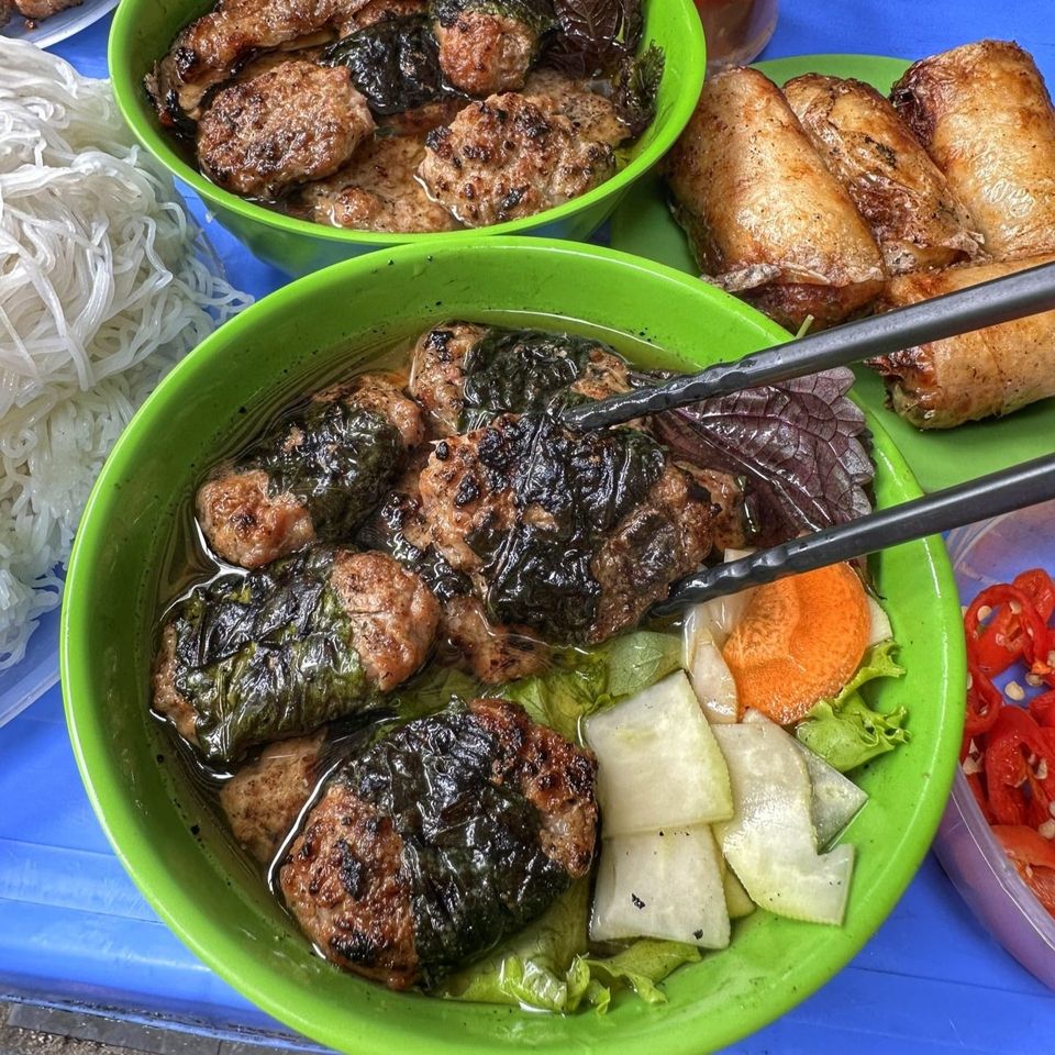 Bún chả ăn với lá lốt