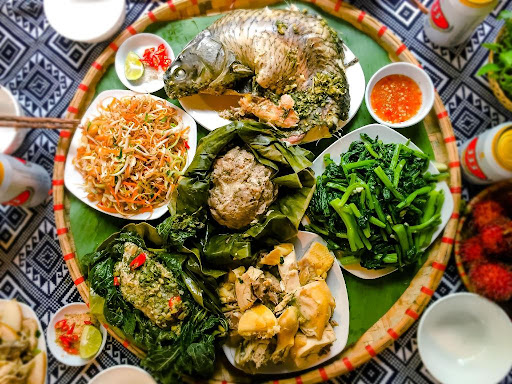 Bữa cơm chẳng có gì cao xa nhưng lại đầm ấm tình người