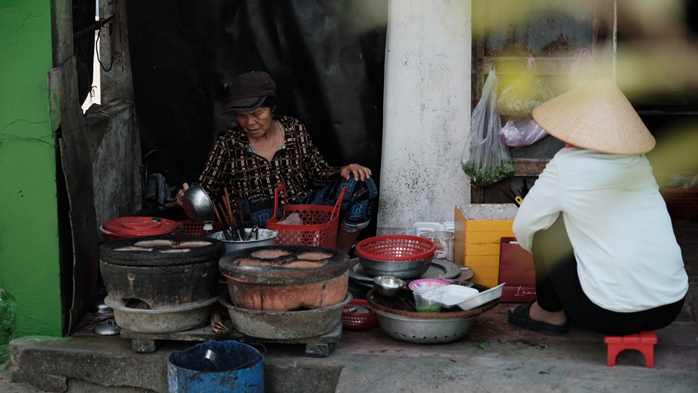 Khung cảnh hàng quán bình dị, thân thương, rất đỗi gần gũi