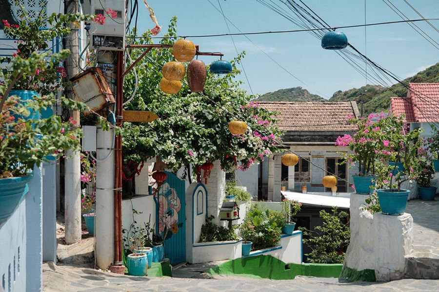 Những bức tường sặc sỡ màu sắc tại làng chài Nhơn Lý