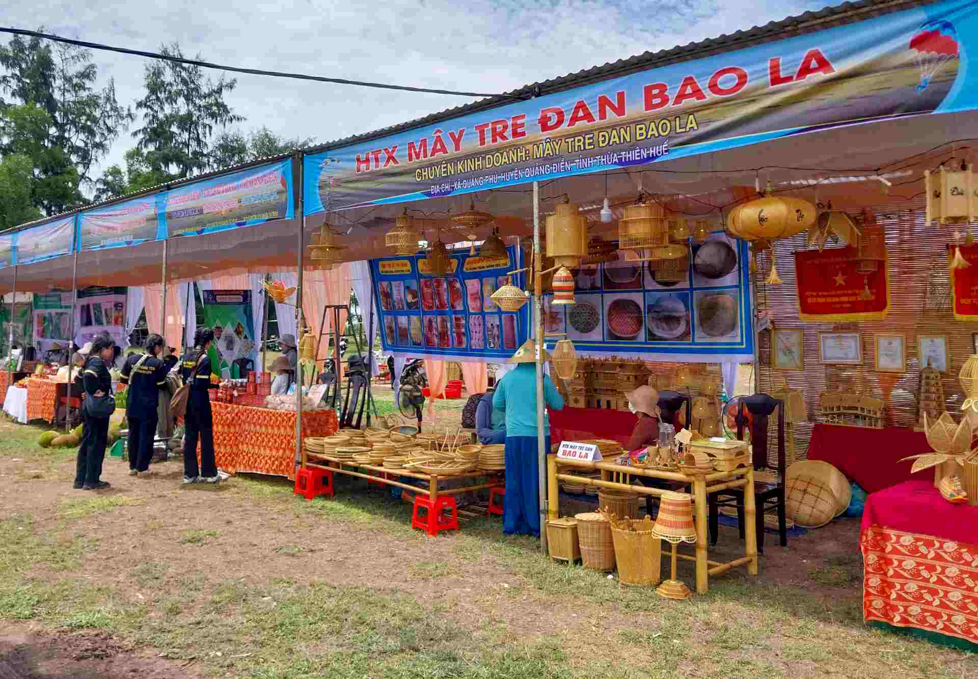 Các gian hàng trong khuôn khổ hoạt động bên lề Festival