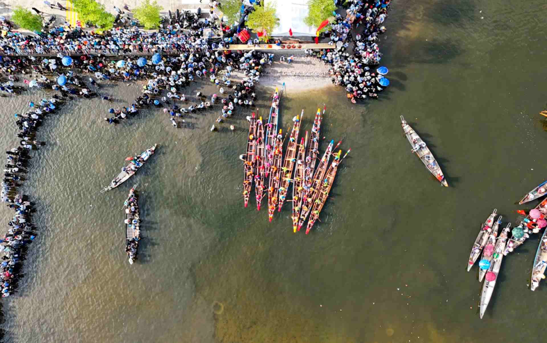 Hoạt động đua ghe trên phá Tam Giang