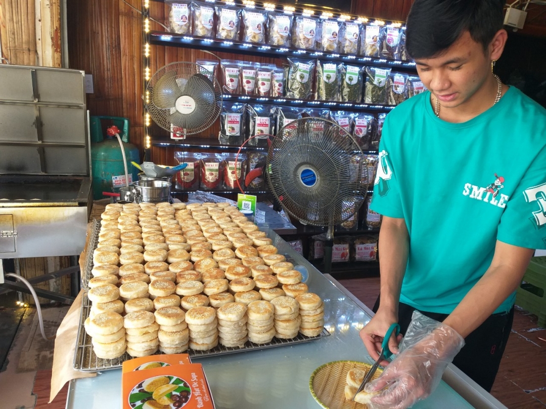 Bánh hạt dẻ có vị bùi béo là món ăn yêu thích của nhiều người