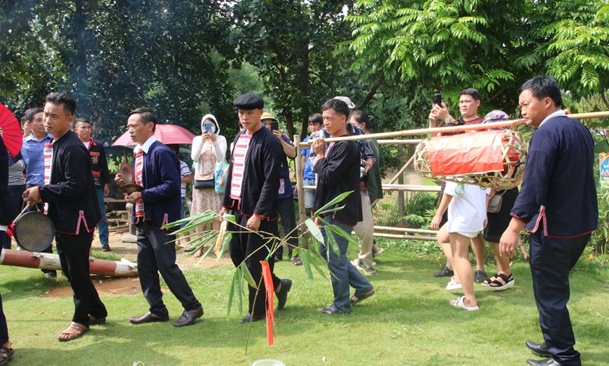 Nhà trai sang nhà gái dạm hỏi