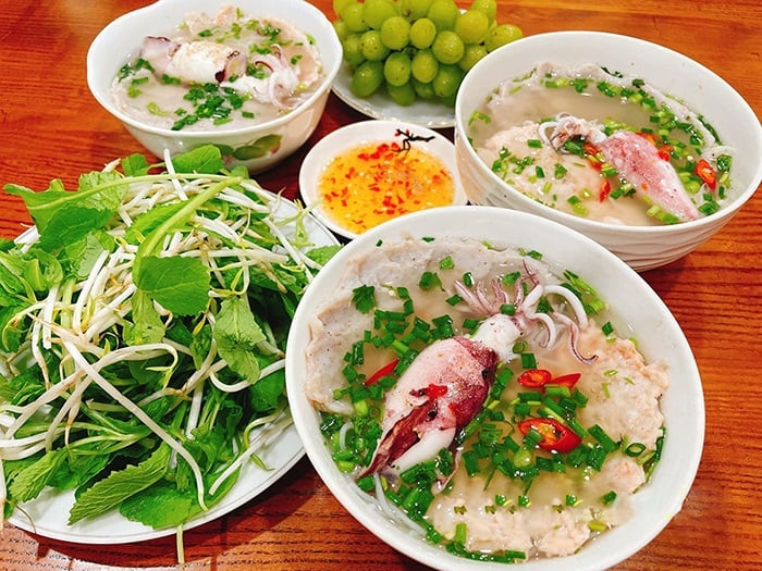 Món bún quậy ăn cùng các loại hải sản đặc trưng của hòn đảo xinh đẹp