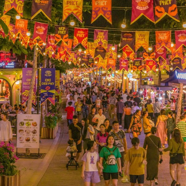 Trải nghiệm chợ đêm Vui-Fest Cát Bà "không đụng hàng", được làm từ bìa carton