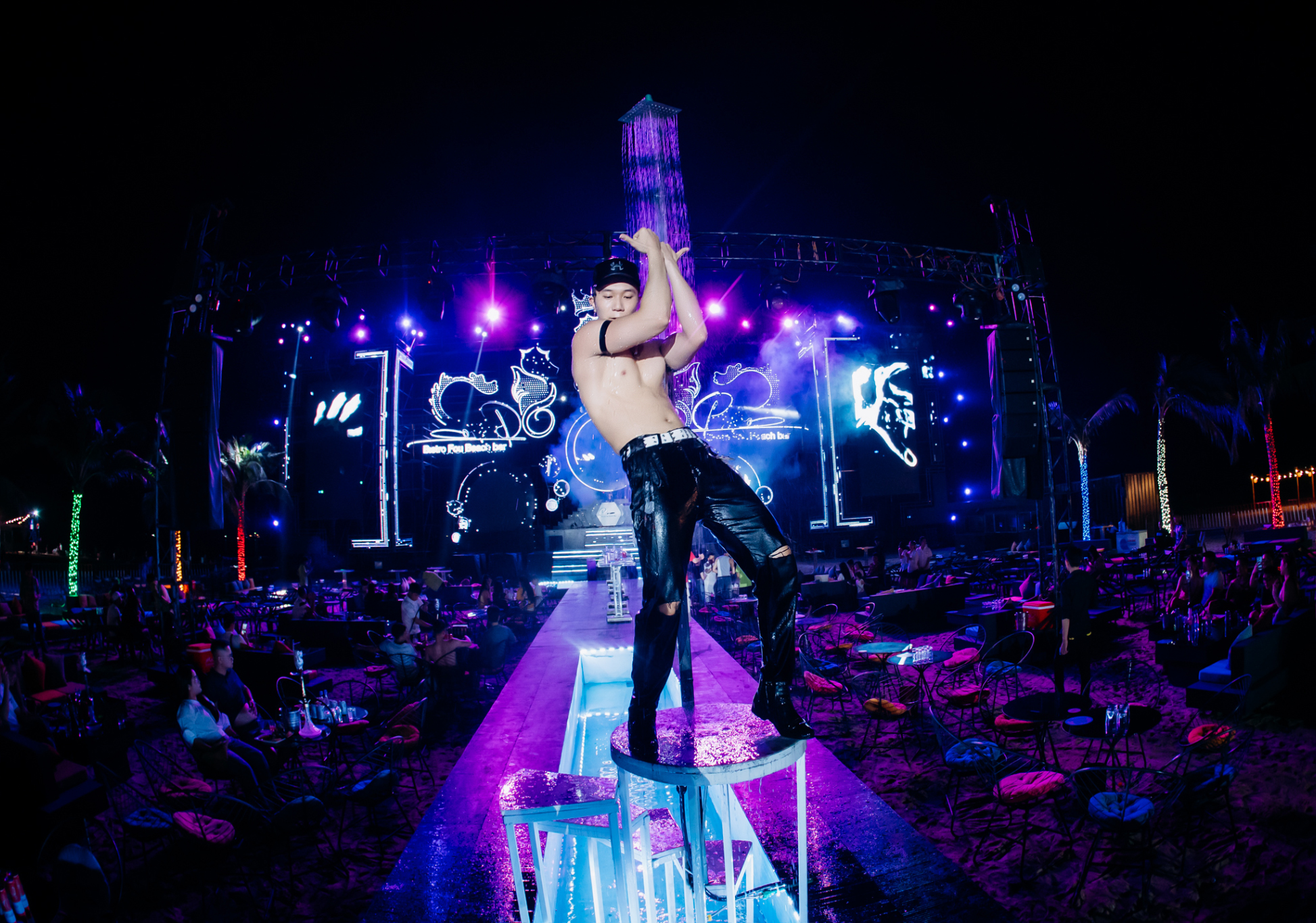 Vũ công tại Bistro Fou Beach Club