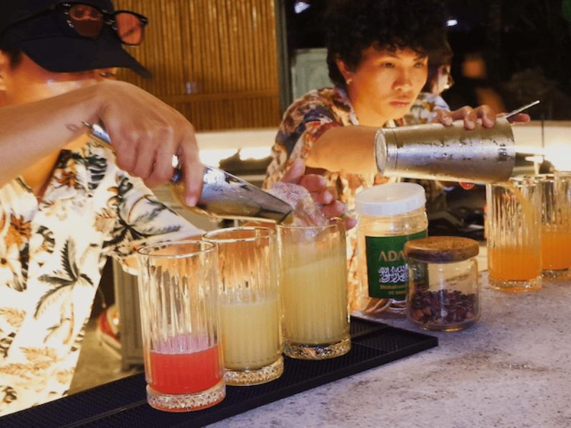 Quầy bar mở 
