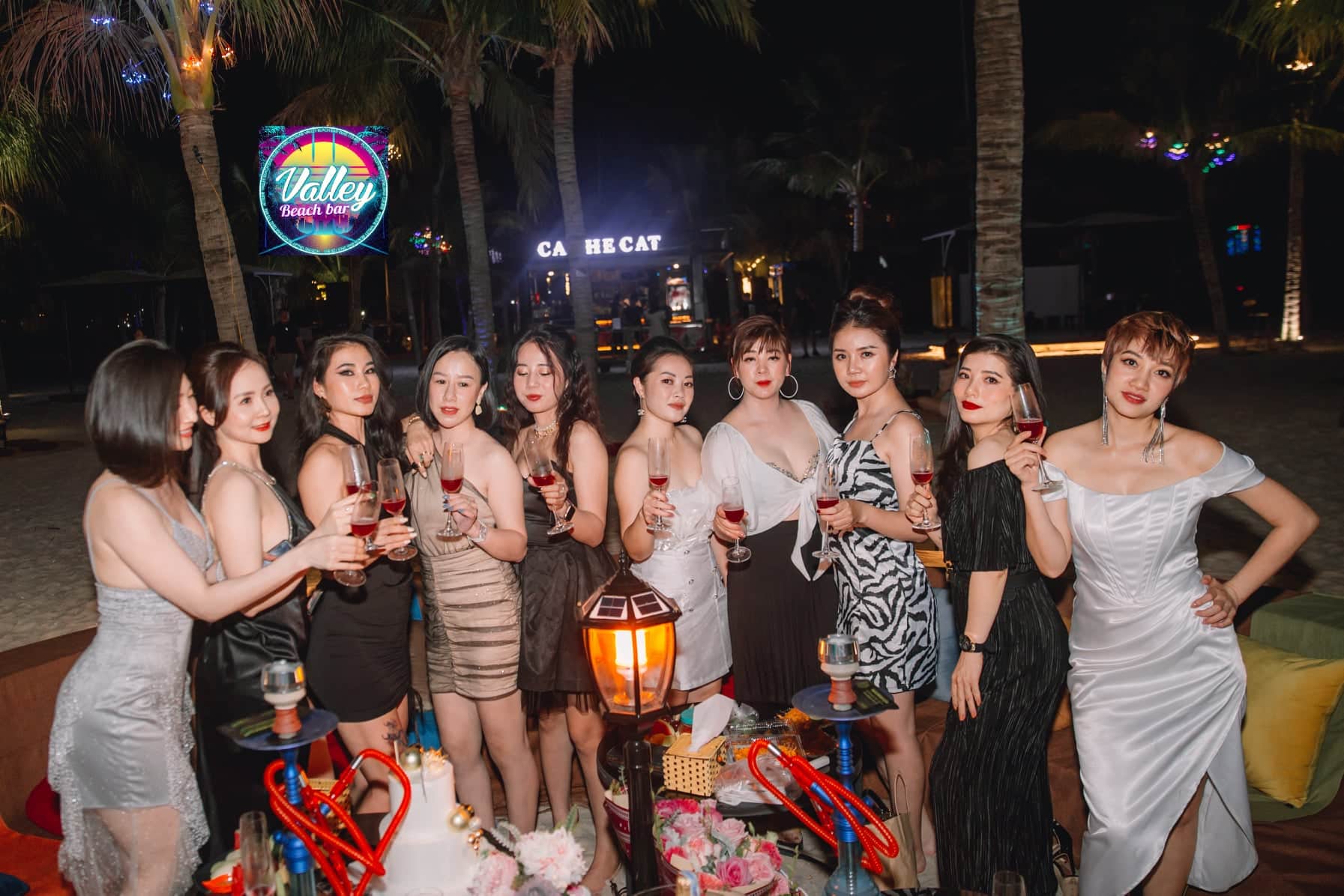 Du khách tận hưởng không khí vừa lãng mạn vừa sôi động tại Valley Beach Club