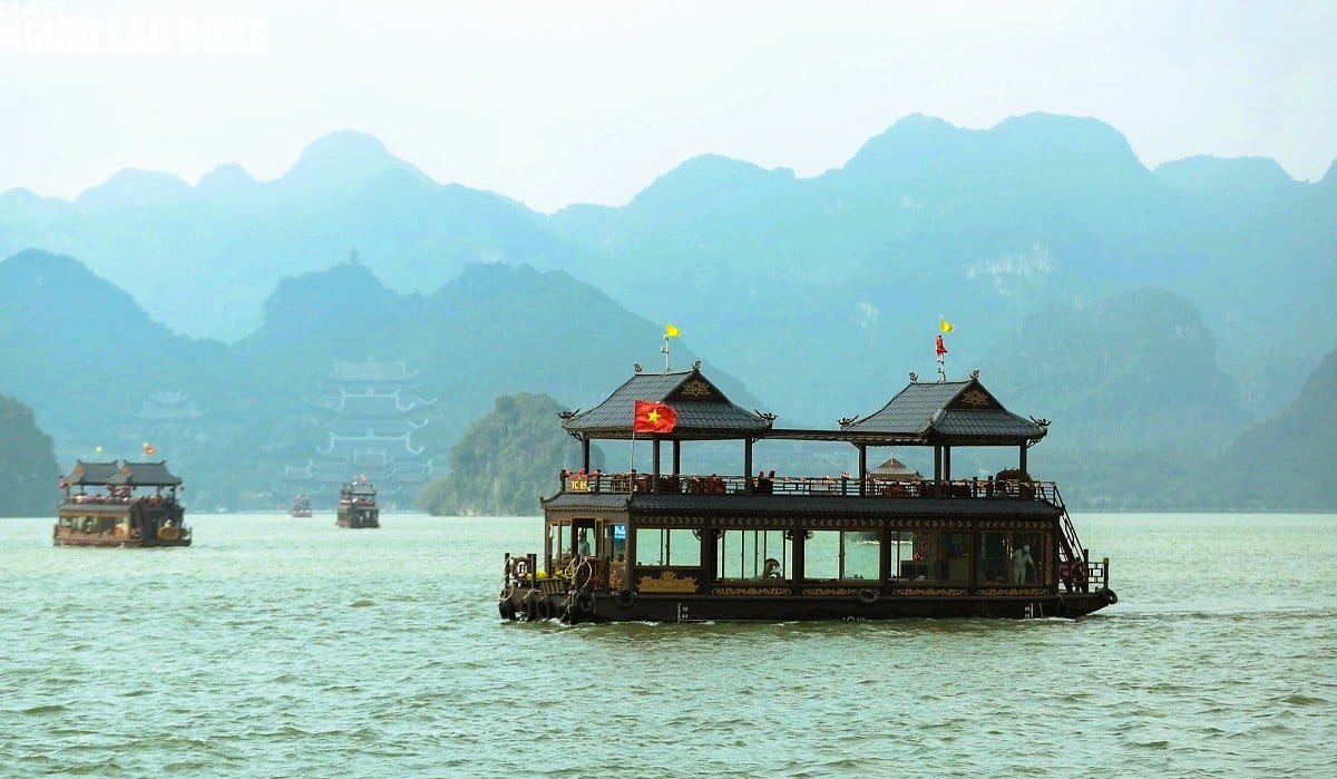 Miễn phí vé thuyền và cung cấp suất ăn cho khách đến chiêm bái