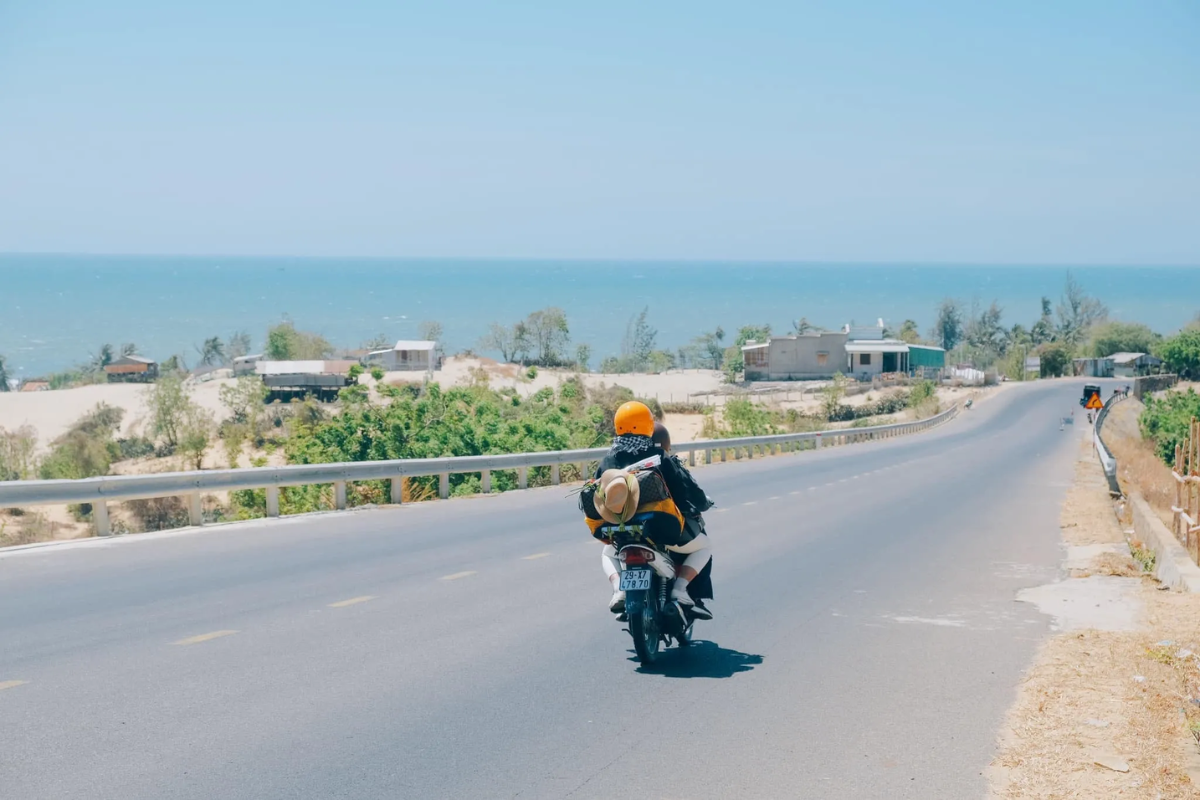 Di chuyển bằng xe máy