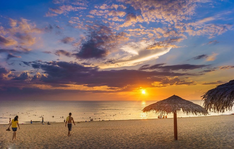 Ngắm hoàng hôn tại biển Nhật Lệ