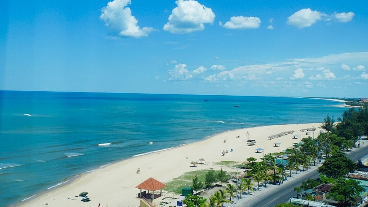 Làn nước trong xanh với bờ cát trắng mịn màng