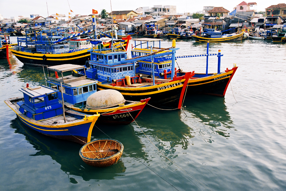 Cảng Cồn Chà Phan Thiết mỗi dịp mai nhộn nhịp thuyền về