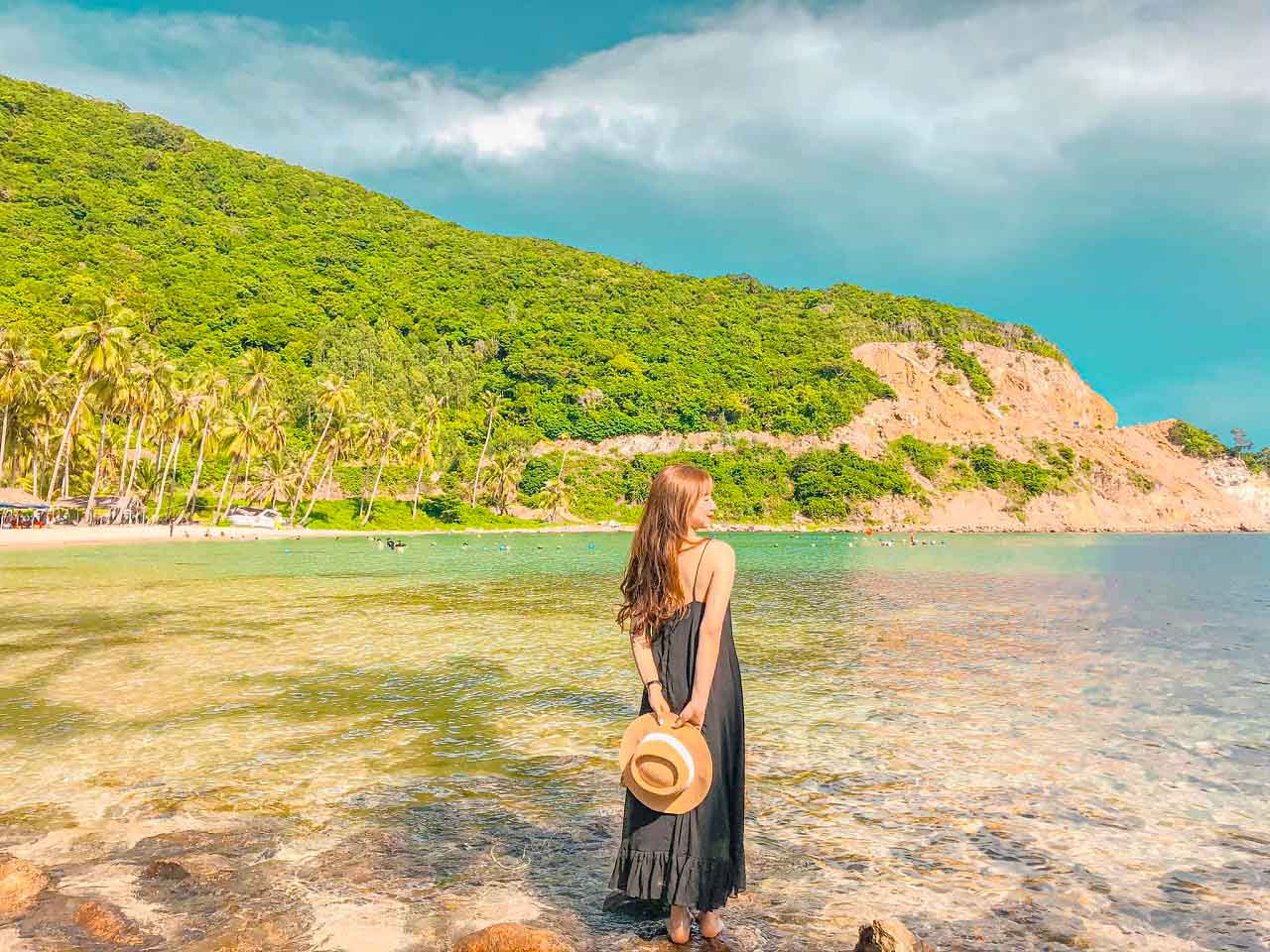 Du khách check in tại đảo Nam Du