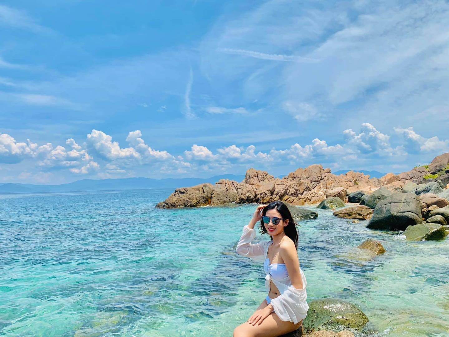 du khách chụp ảnh tại Bình Ba