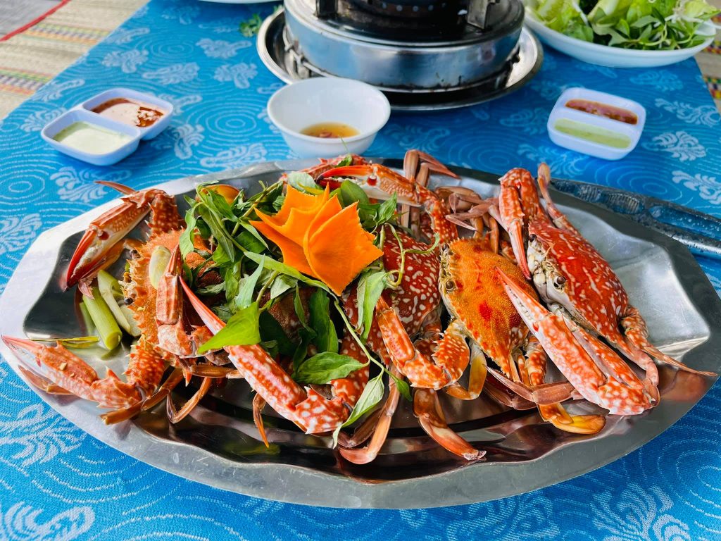Các món ăn hấp dẫn tại bè khi du lịch Hòn Nưa