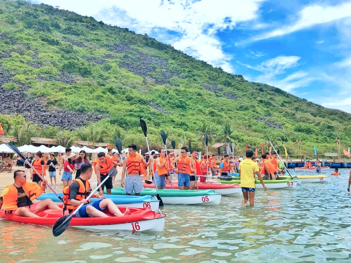 chèo kayak tại đảo Robinson