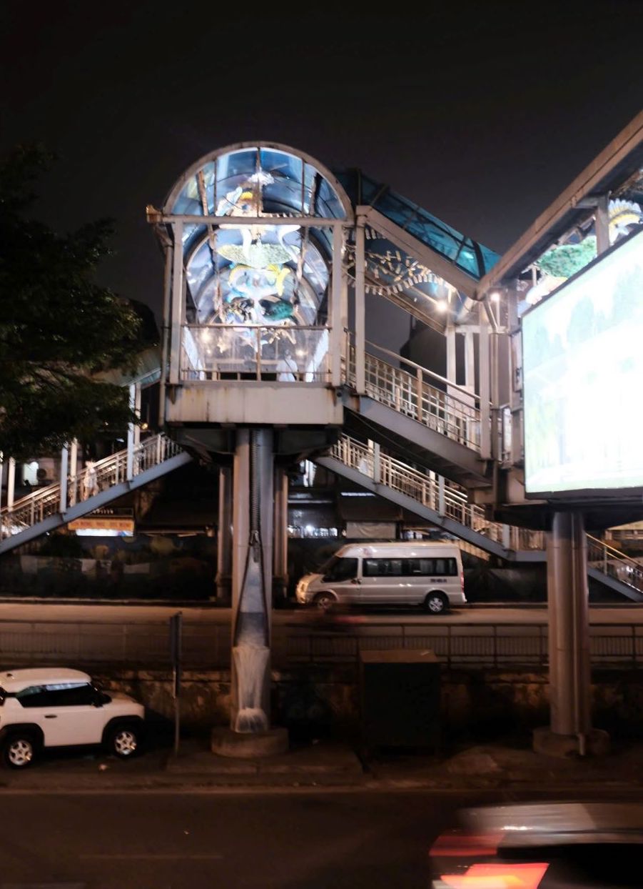 Khung cảnh cây cầu từ bên ngoài nhìn vào
