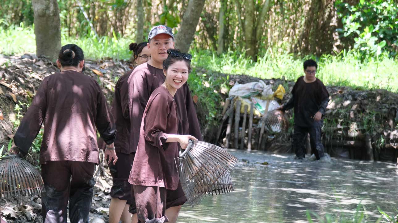 Du khách trải nghiệm tại làng du lịch Mỹ Khánh