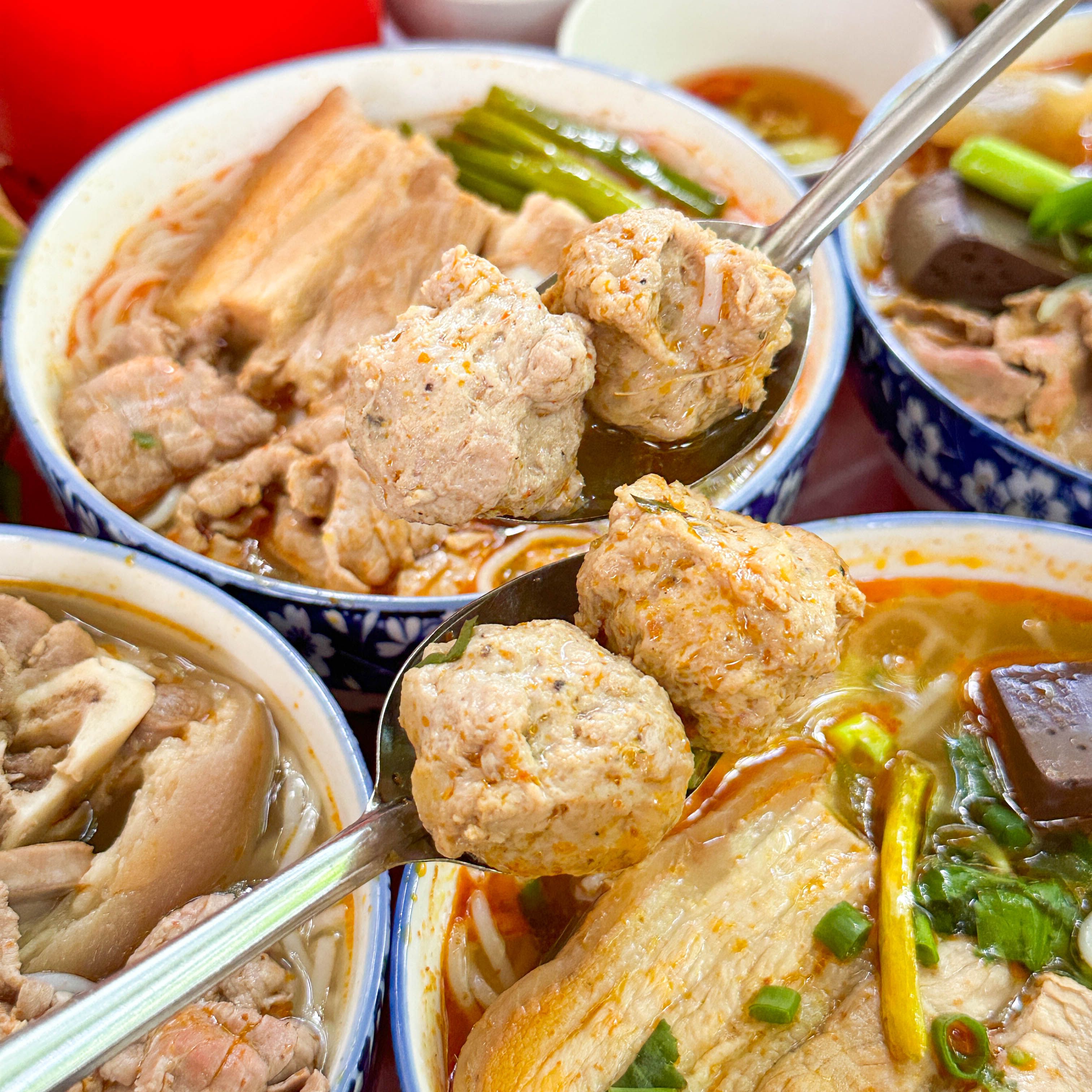 Viên chả bò handmade trứ danh của quán