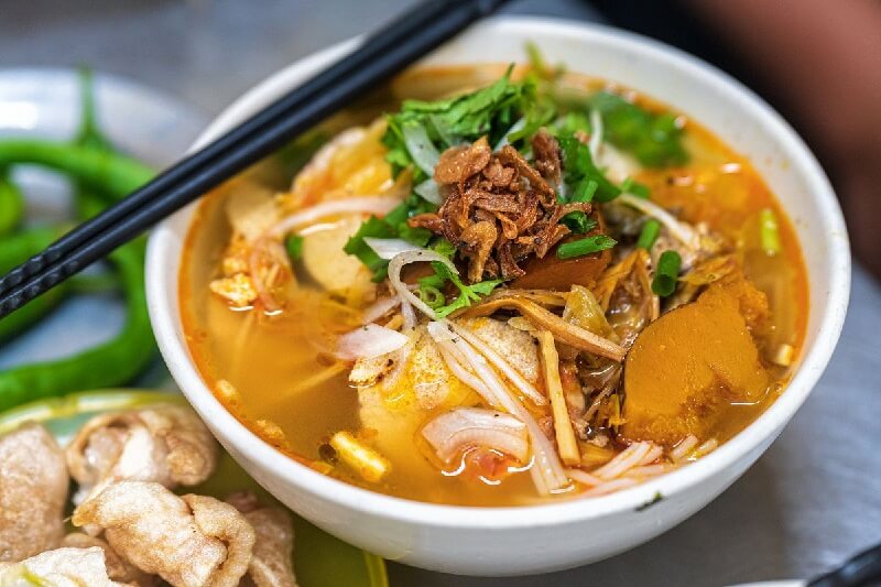 Ăn sáng bằng bún chả cá