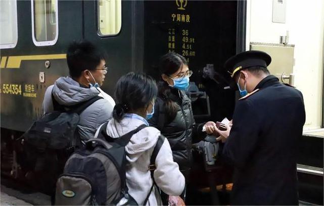 Khách đi tàu liên vận Việt Nam - Trung Quốc 