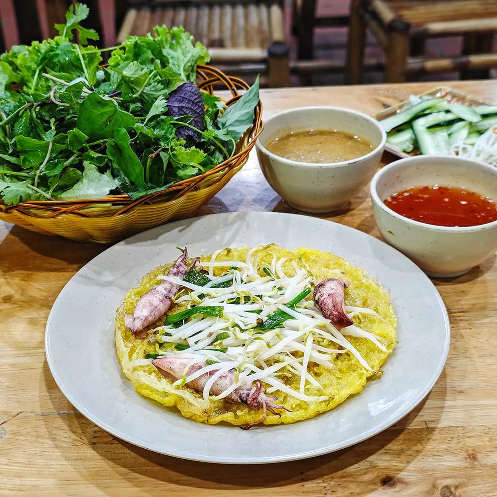 Bánh xèo tôm nhảy cô Ba