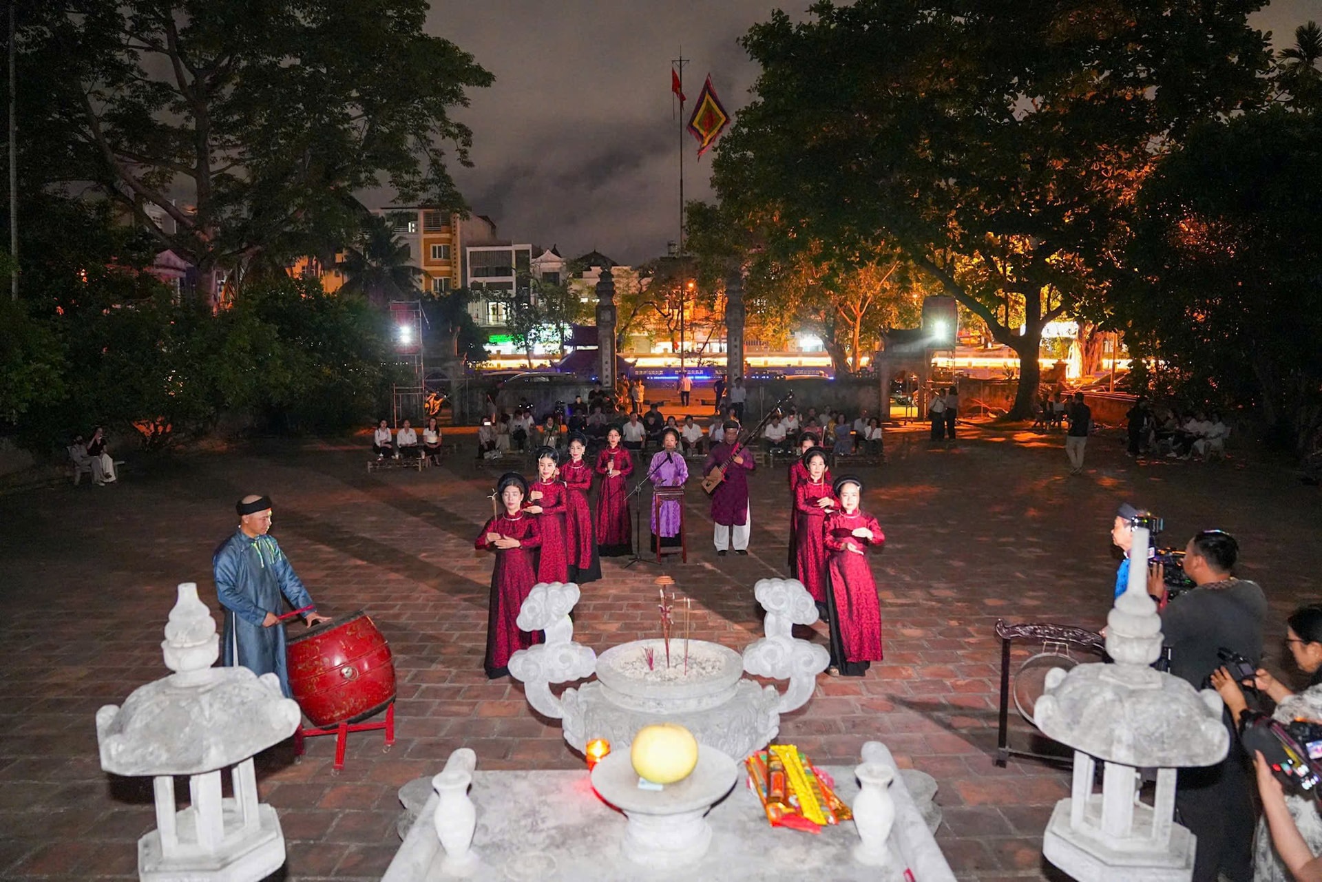 Tour đêm Hàng Kênh