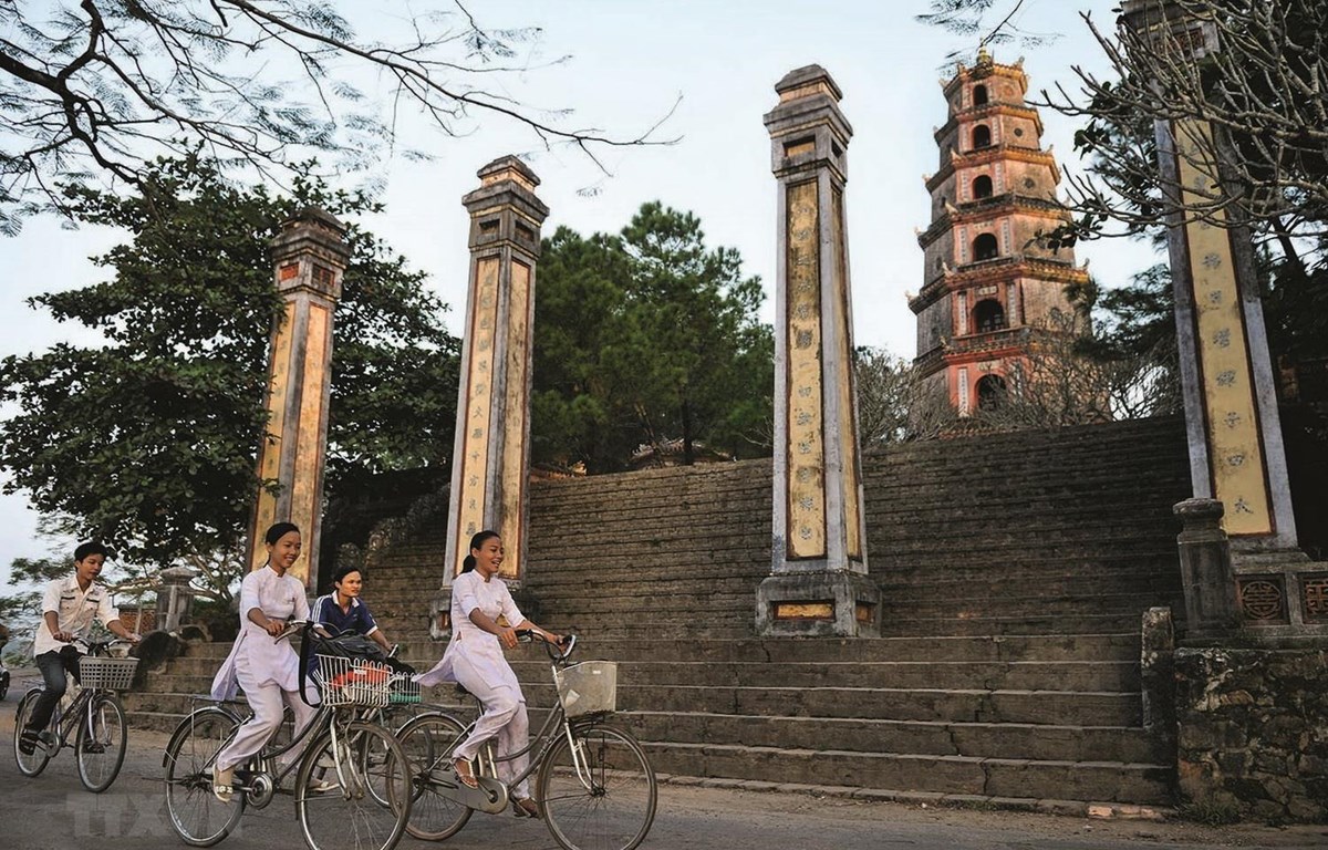Thăm chùa Thiên Mụ bên dòng sông Hương